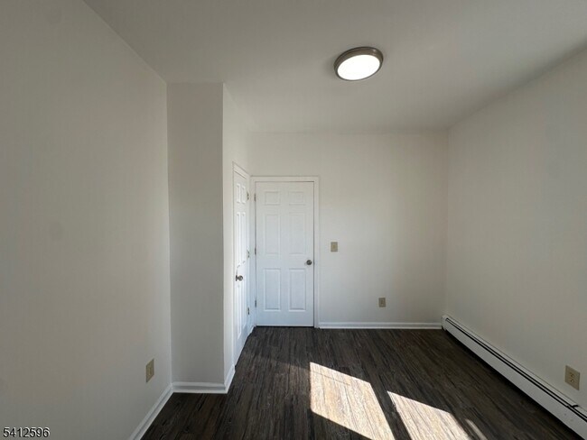 Building Photo - 145 Smith St