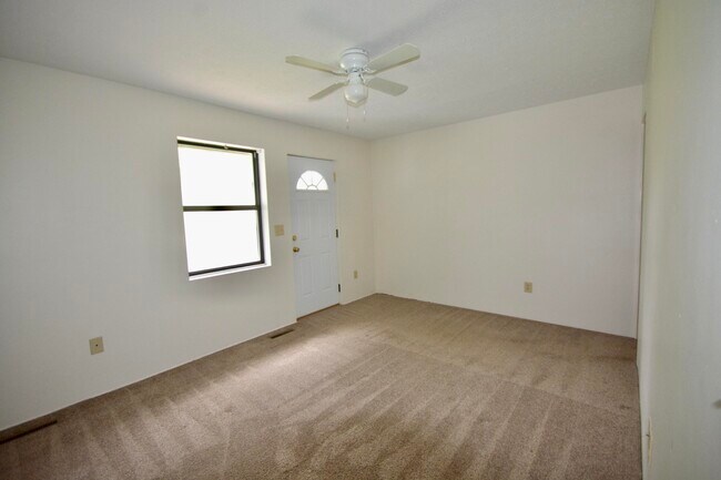 Building Photo - 2590 Townhouse Dr SE