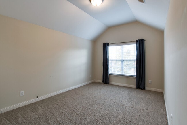 Building Photo - **ESTABLISHED NEIGHBORHOOD, AMAZING LOCATION**