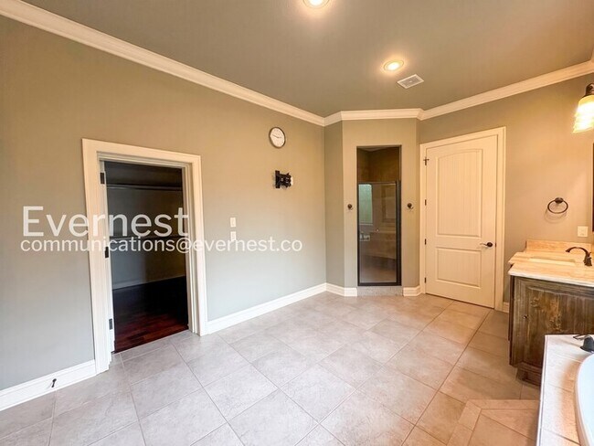 Building Photo - Gorgeous 4 Bed, 5 Bath Home with Pool and Garage / Available Now!