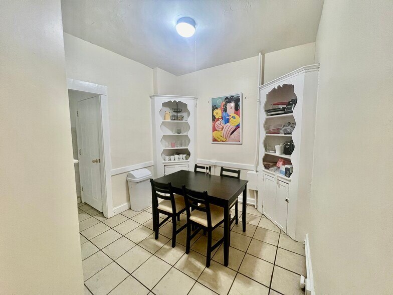 Building Photo - 322 Saint Paul St