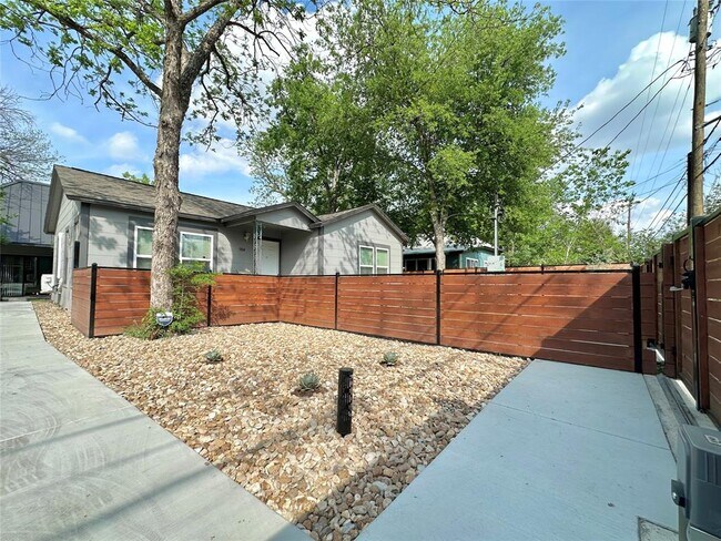 Building Photo - 914 E 39th St