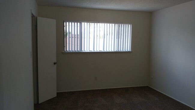 Building Photo - 2813-2819 N. West Ave 4-Plex - 611