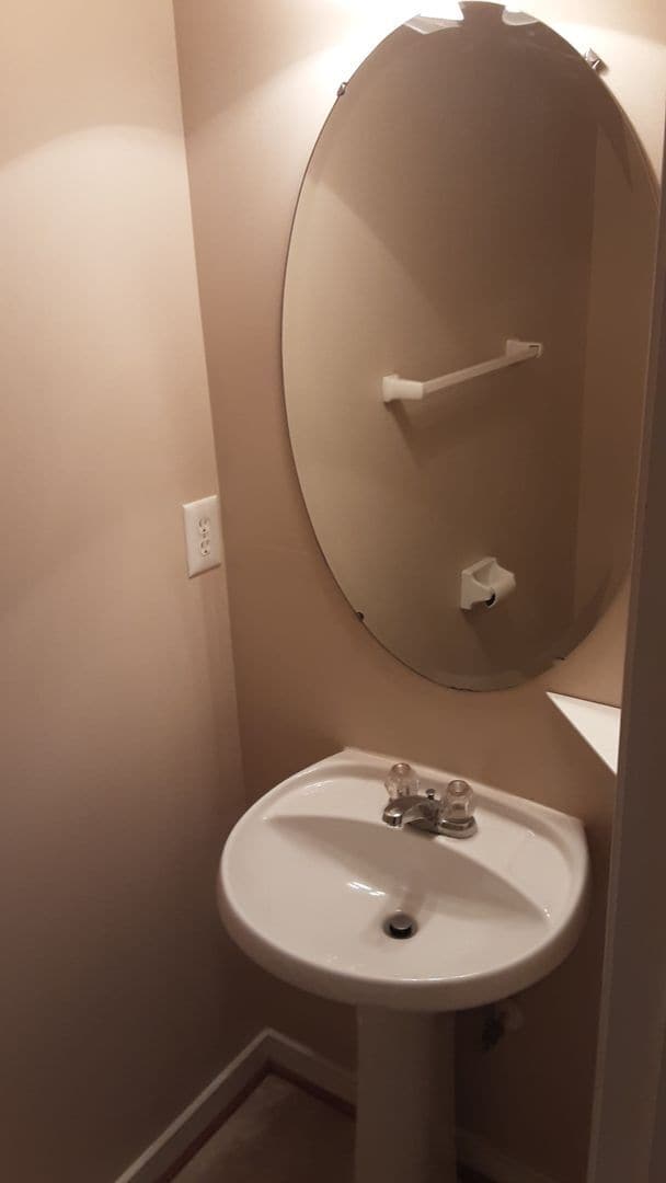 Building Photo - Beautiful three bedroom two-and-a-half bat...