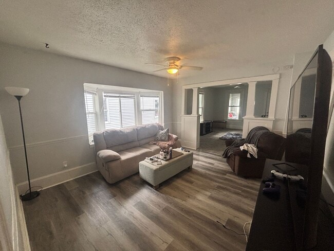 Building Photo - 3 Bedroom Lower Unit Duplex