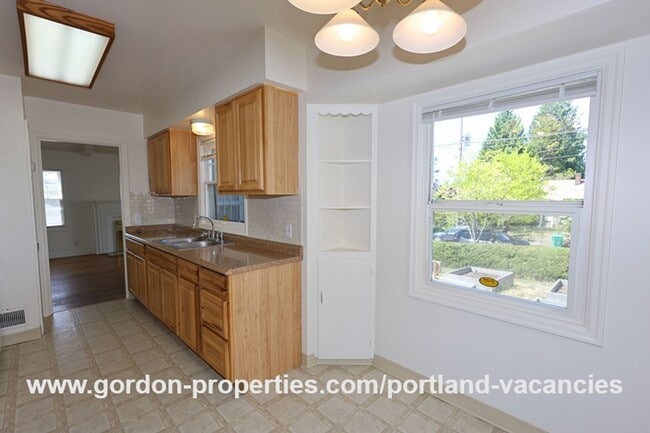 Building Photo - SE 57th Ave - 5 bedroom home with fireplac...