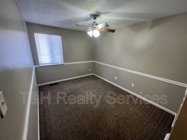 Building Photo - 1090 Greenwood Trail W Dr