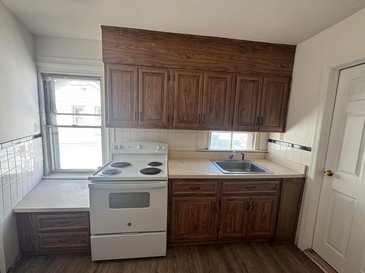 Building Photo - 10 Anderson St