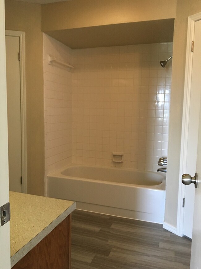 Building Photo - 3 Bed/2 Bath Home with Additional Space -- Available After August 10, 2026