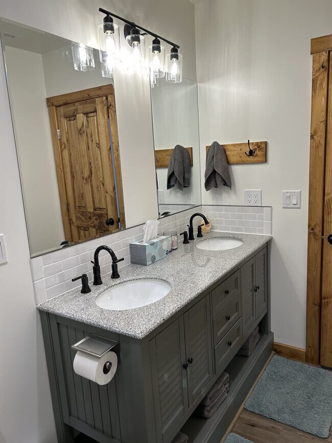 Building Photo - 130 Par Dr