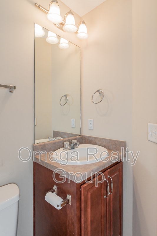 Building Photo - 3550 Cres Gardens Dr