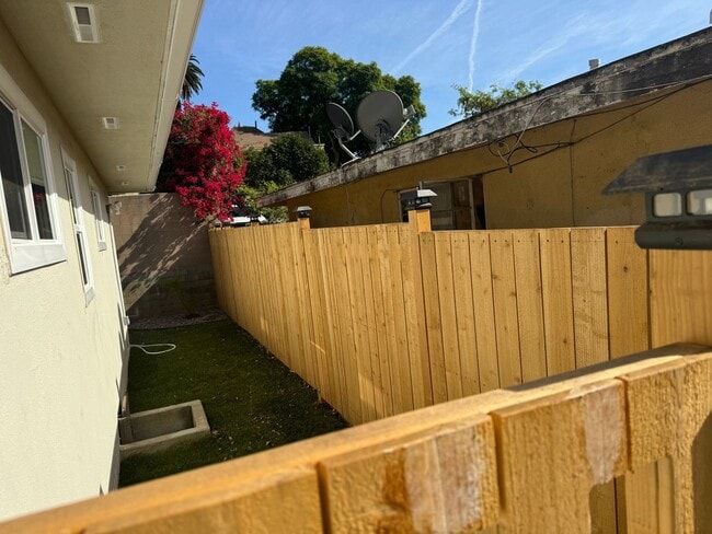 Building Photo - 1520 N Fair Oaks Ave