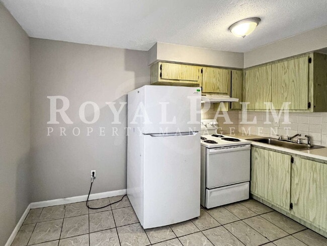 Building Photo - Love at First Showing — Fort Myers 1BR/1BTH with Style to Swoon Over + $250 Off the 1st Month!