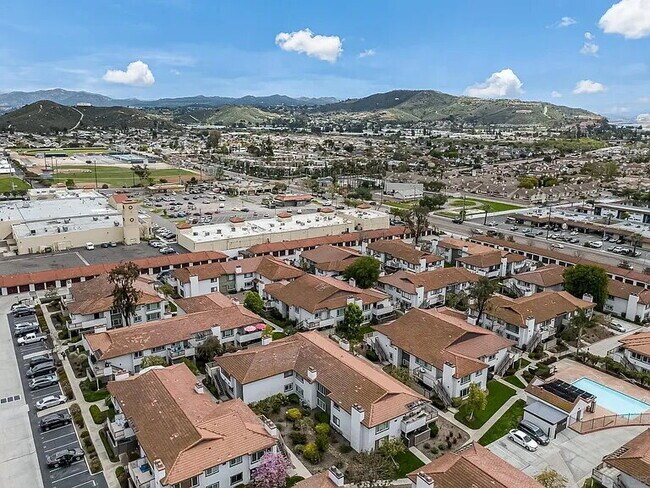 Building Photo - HUGE 3BR/2BA Second-Floor Condo