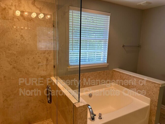 Building Photo - 6033 Queens Walk Ct