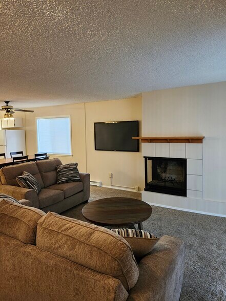 Building Photo - 2121 E Upriver Dr
