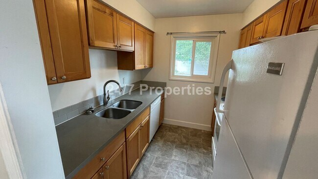 Building Photo - Spacious 4 BD | 2 BA with Backyard - Gladstone