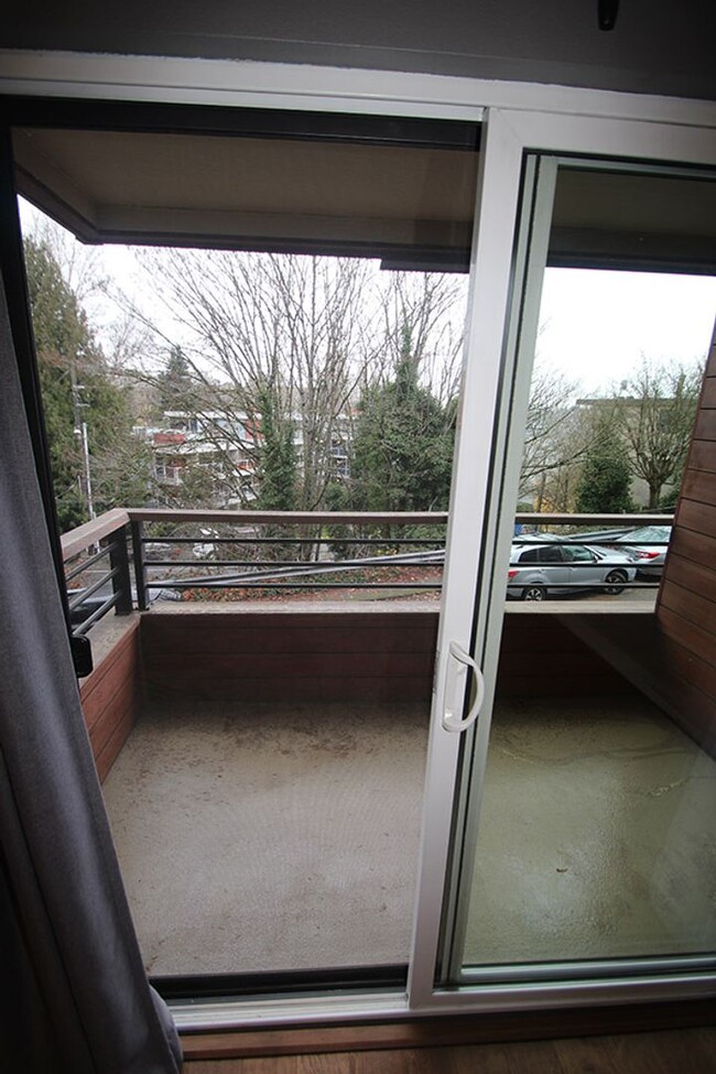 Building Photo - SEATTLE 2 BED, 1 BATH CONDO FOR RENT AVAIL...