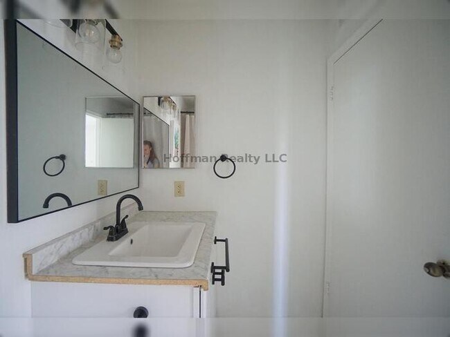 Building Photo - Spacious 1-Bedroom Condo with Modern Upgra...