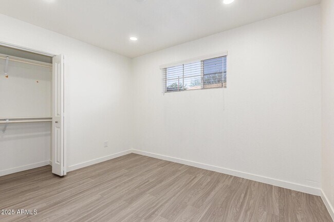 Building Photo - 5306 N 8th Ave