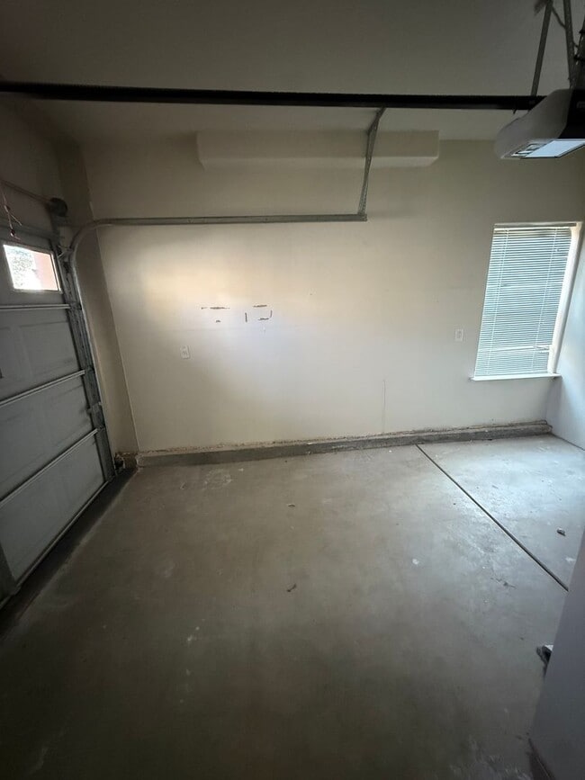 Building Photo - 3 Bedroom Home Close to Gym and Shopping-$1,000 OFF First Month's Rent