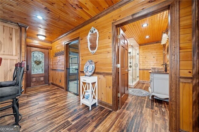 Building Photo - 5281 Laurel Ln