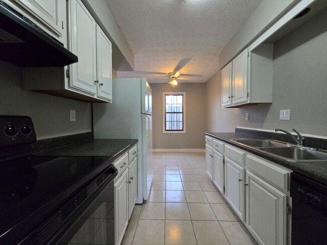 Building Photo - 3 Bedroom, 2.5 Bath Townhouse in Beavercreek!