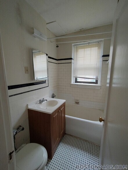 Building Photo - 349 Pleasant St