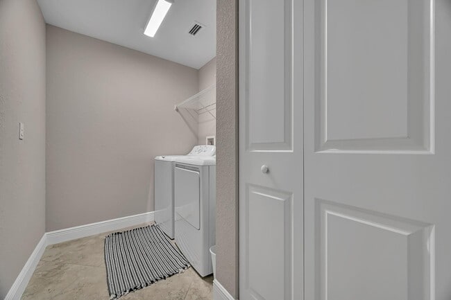 Building Photo - 713 SE East Ave