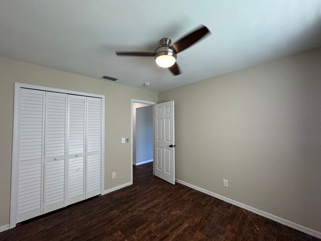 Building Photo - Your Dream Home Awaits! MASSIVE Backyard! ...