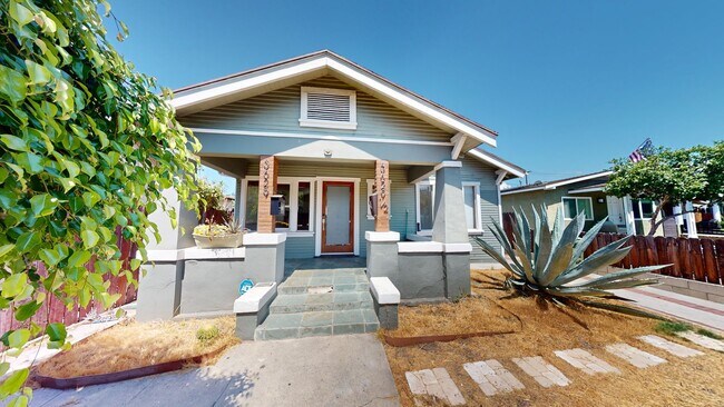 Primary Photo - Stunning 2 Bedroom 2 Bath Home - Ideal Loc...