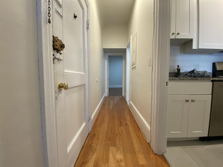 Building Photo - 863 Massachusetts Ave