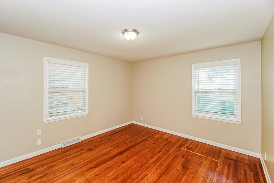 Building Photo - 421 Whispering Pines Dr