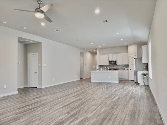 Building Photo - 14273 Lake Lodge Dr