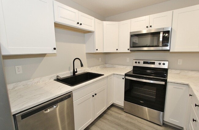 Building Photo - 402 Hazel Ave