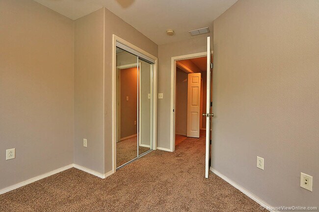 Building Photo - Amblewood  1345/1347