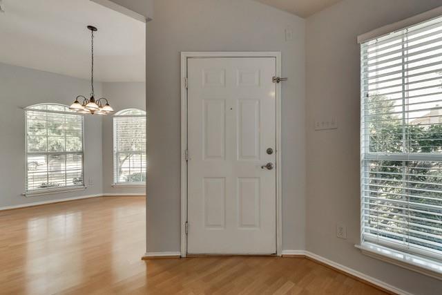 Building Photo - 2323 Brookview Dr