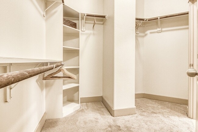 Building Photo - Modern Living in Houston’s Heart