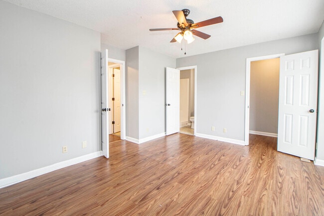 Building Photo - 1212 Kendall Dr