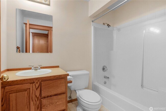Building Photo - 3 bedroom 2.5 bathroom single family house...