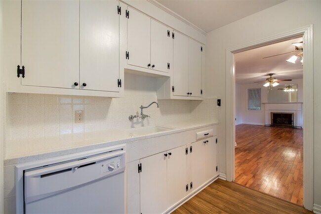 Building Photo - 710 Glenview Dr