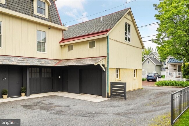 Building Photo - 124-UNIT Mary St