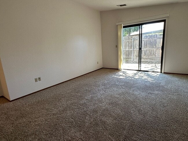 Building Photo - Beautiful 55+ home in Paris Park!
