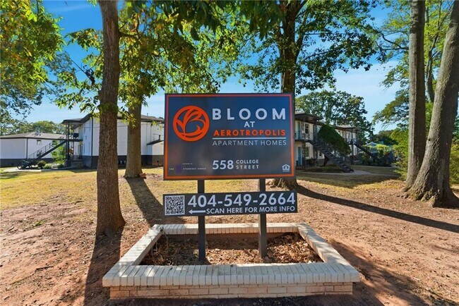 Building Photo - 558 College St