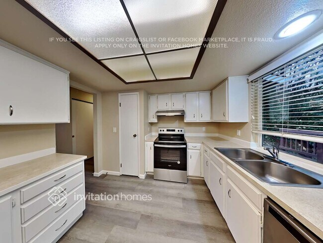 Building Photo - 28628 15th Ave S