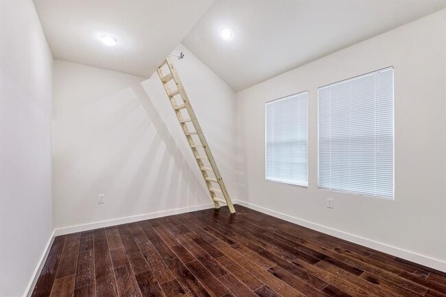 Building Photo - 7511 Carver Ave