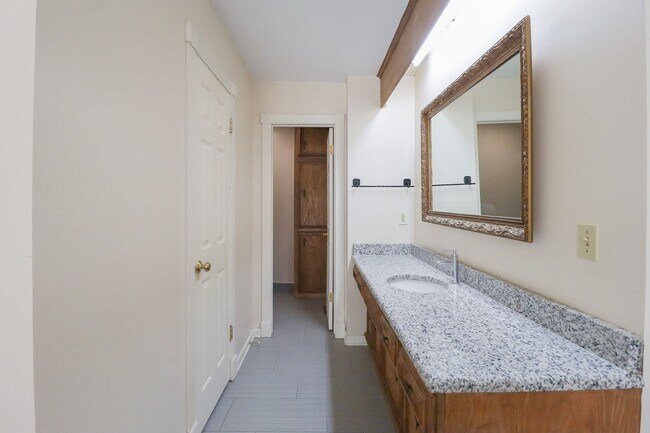 Building Photo - Updated Move In Ready 3-Bedroom Home, Grea...