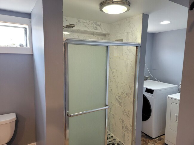 Building Photo - *MOVE IN SPECIAL * 1ST FULL MONTH FREE* Gr...
