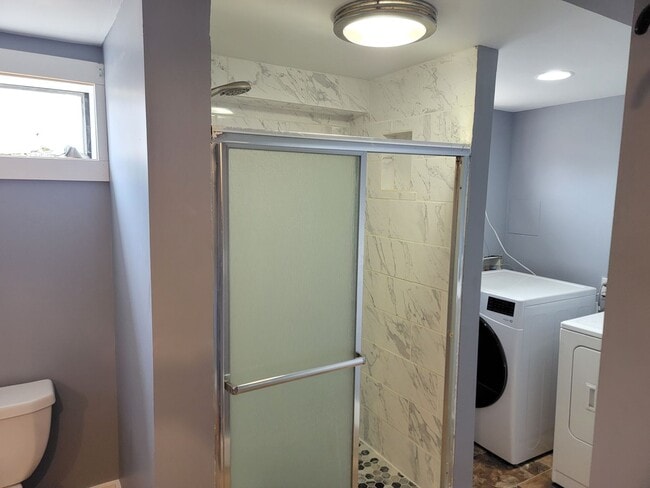 Building Photo - *MOVE IN SPECIAL * 1ST FULL MONTH FREE* Great 3-Bedroom Home IN The Garland District