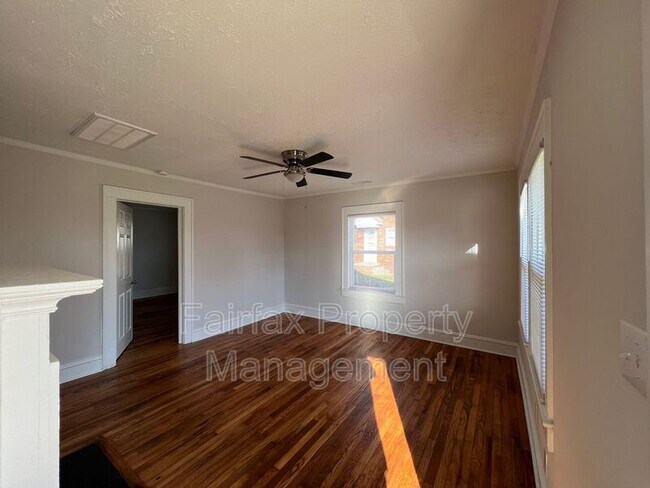 Building Photo - 102 W Summit Ave